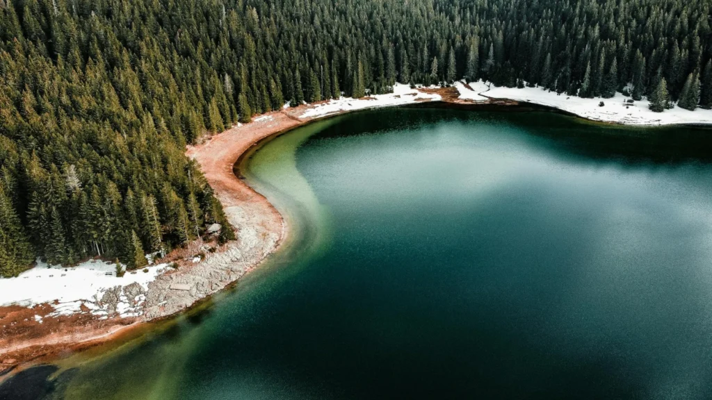 Jezioro Czarne w Parku Narodowym Durmitor w Czarnogórze