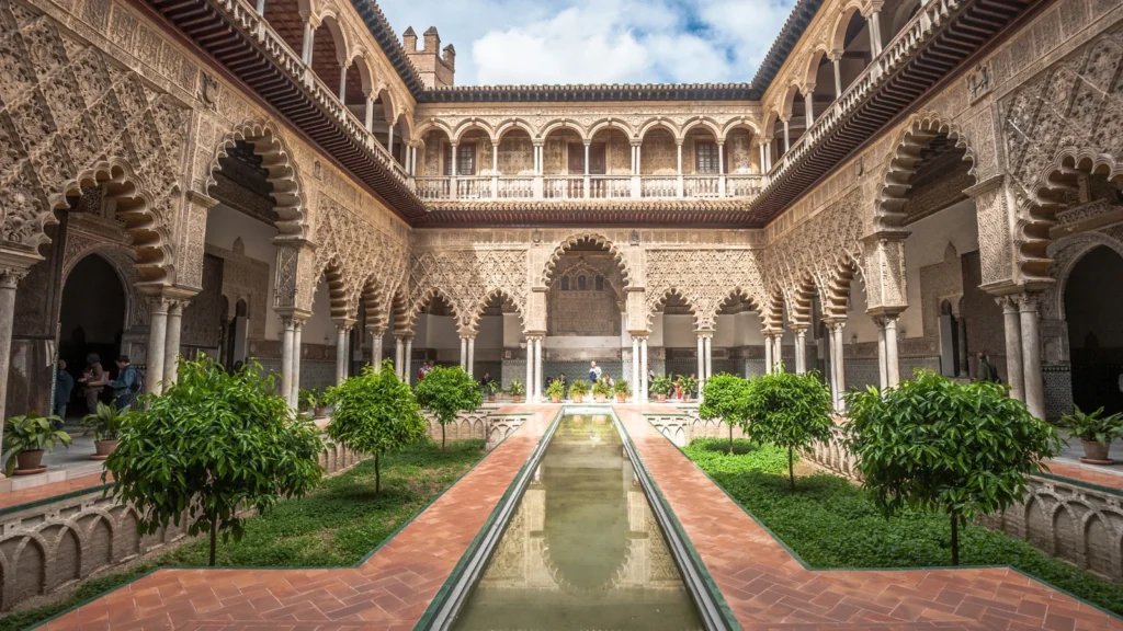 Patio w pałacu Alcazar w Sevilli