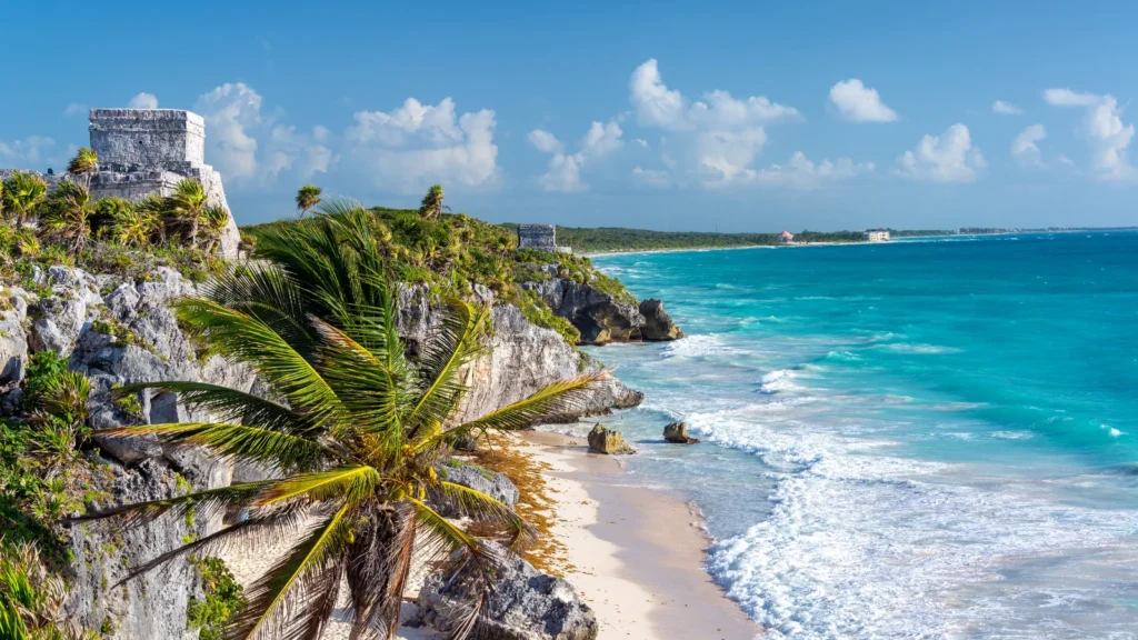 Ruiny Tulum nad brzegiem morza