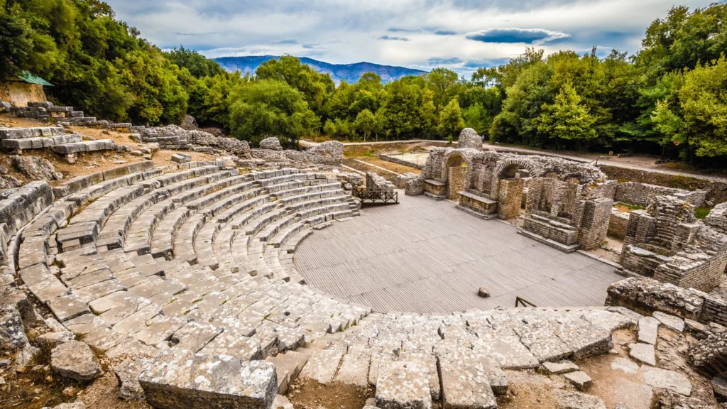 Ruiny rzymskiego teatru we Vlorze na terenie Narodowego Parku Butrint, Albania